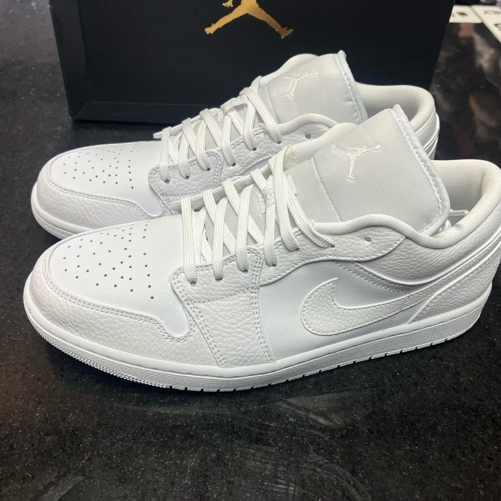 Sz 8 Air Jordan 1 Low Triple White